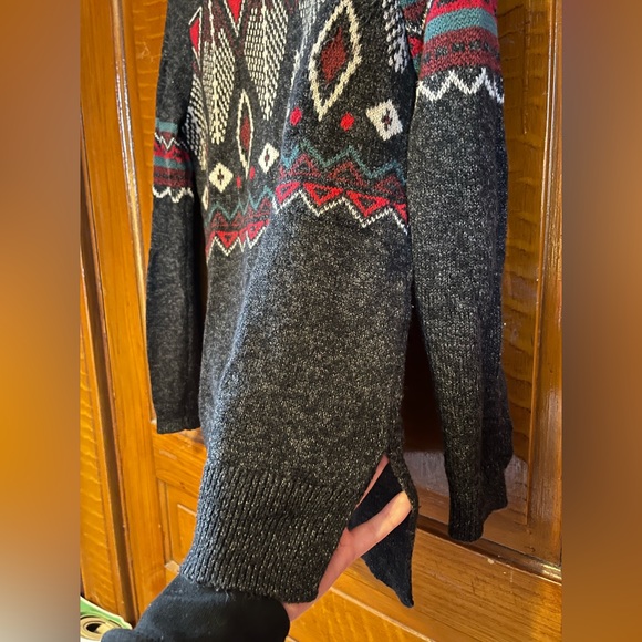 Hollister Sweater - Picture 2 of 4